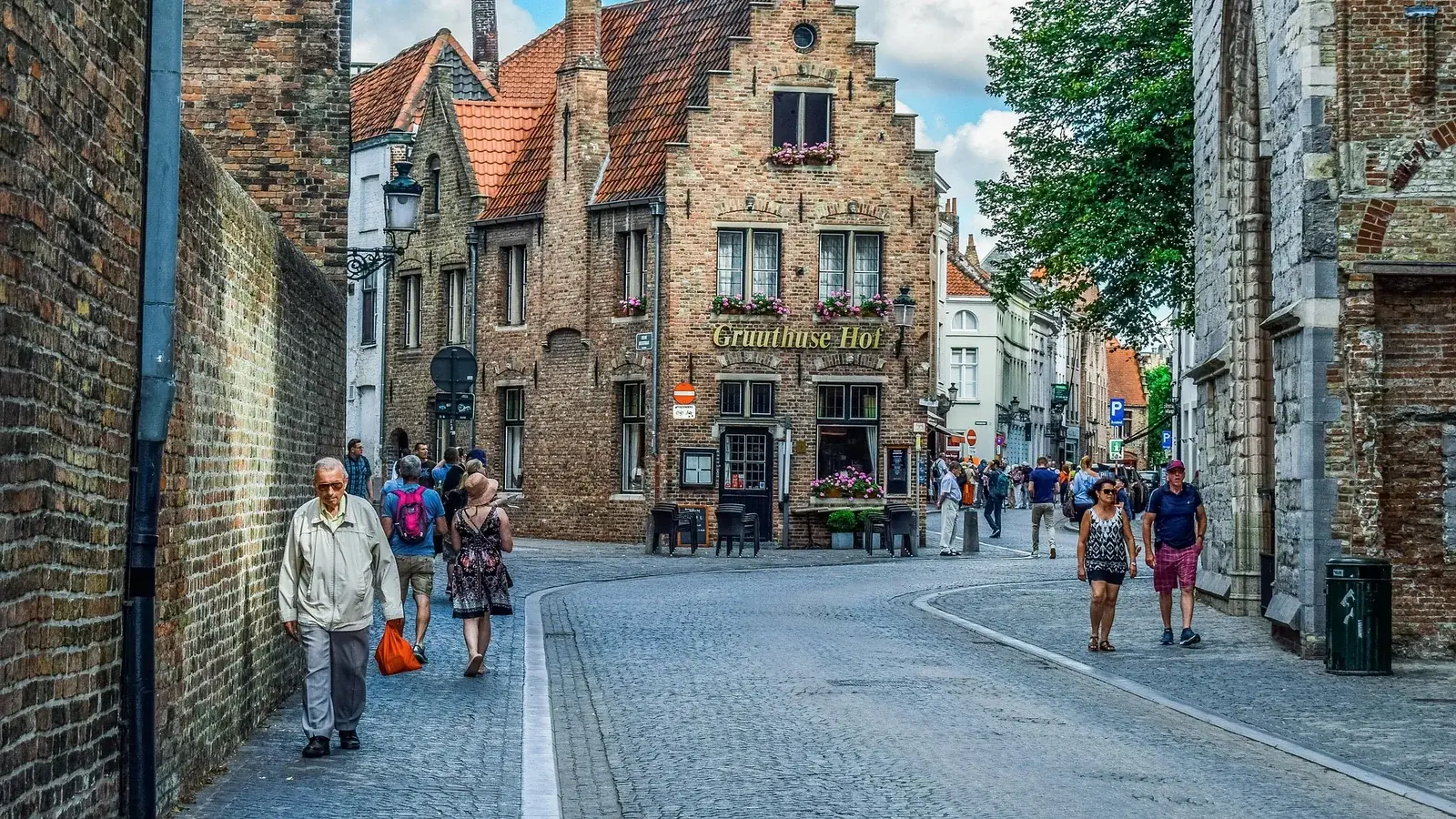 Kasseien in het centrum van Brugge midden op de dag, met wandelende dagtoeristen