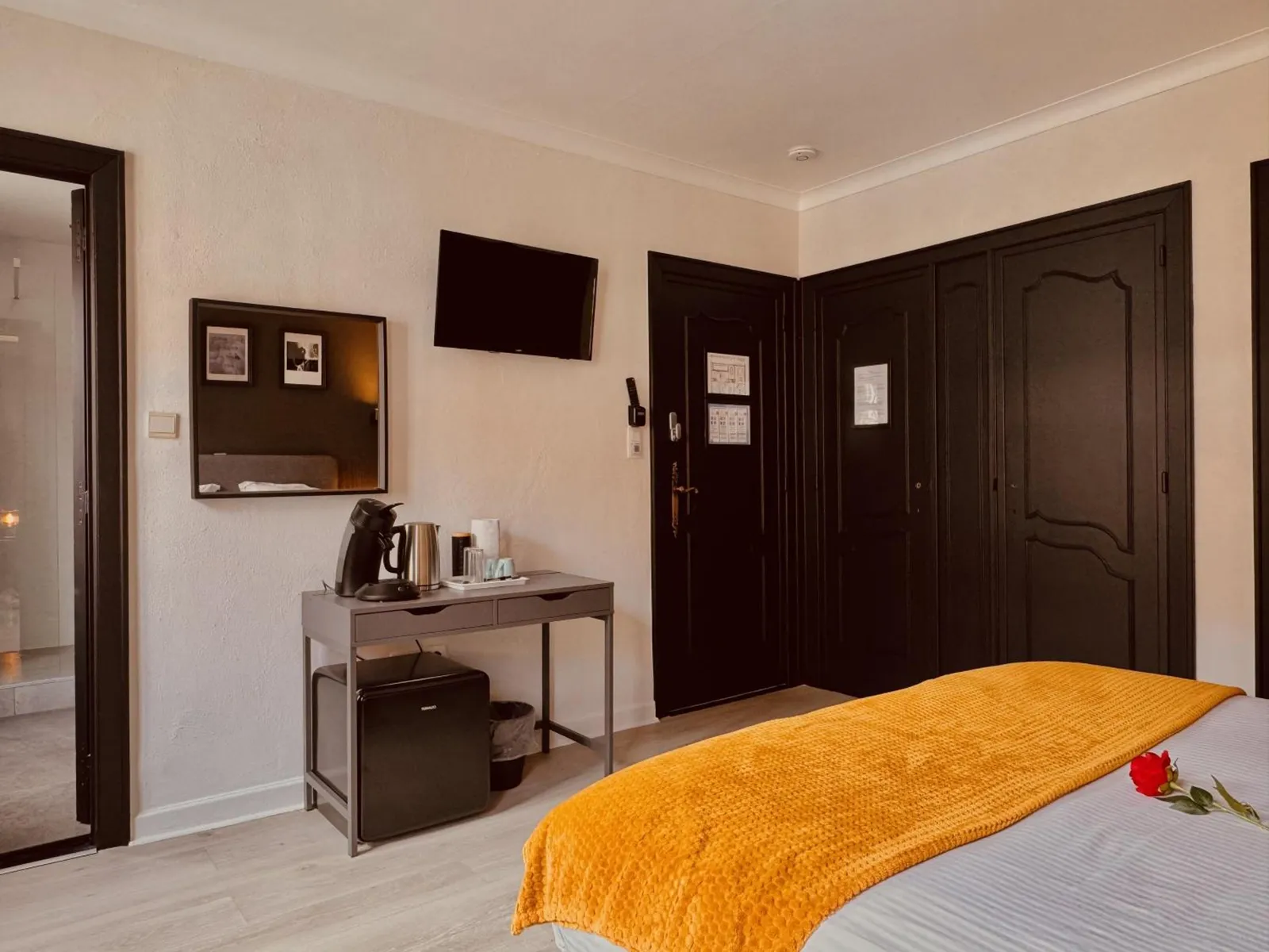 The coffee corner with the coffee machine and kettle in The Cozy Double Room
