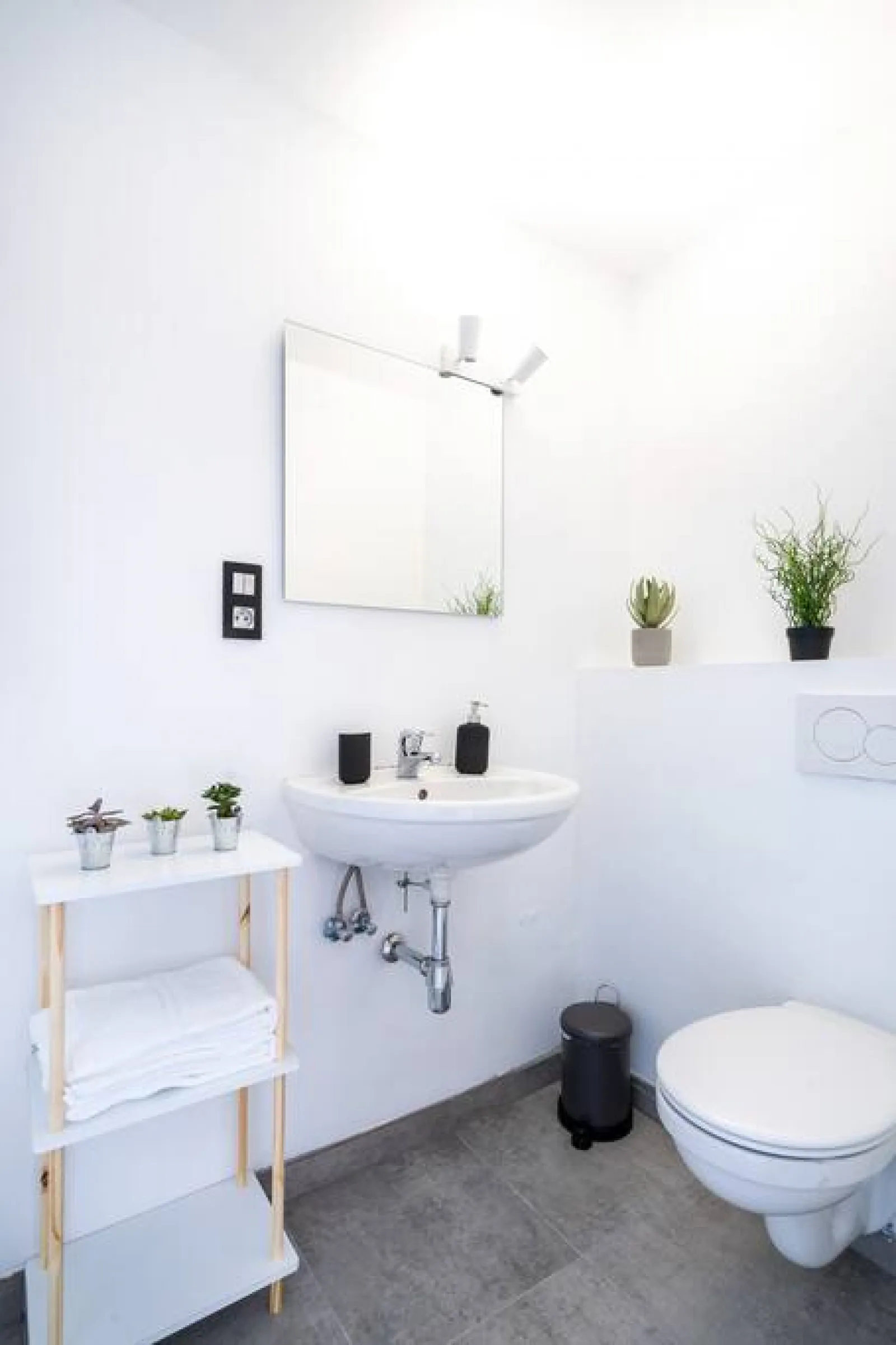 The bathroom of The Desert Rose with the washbasin and toilet