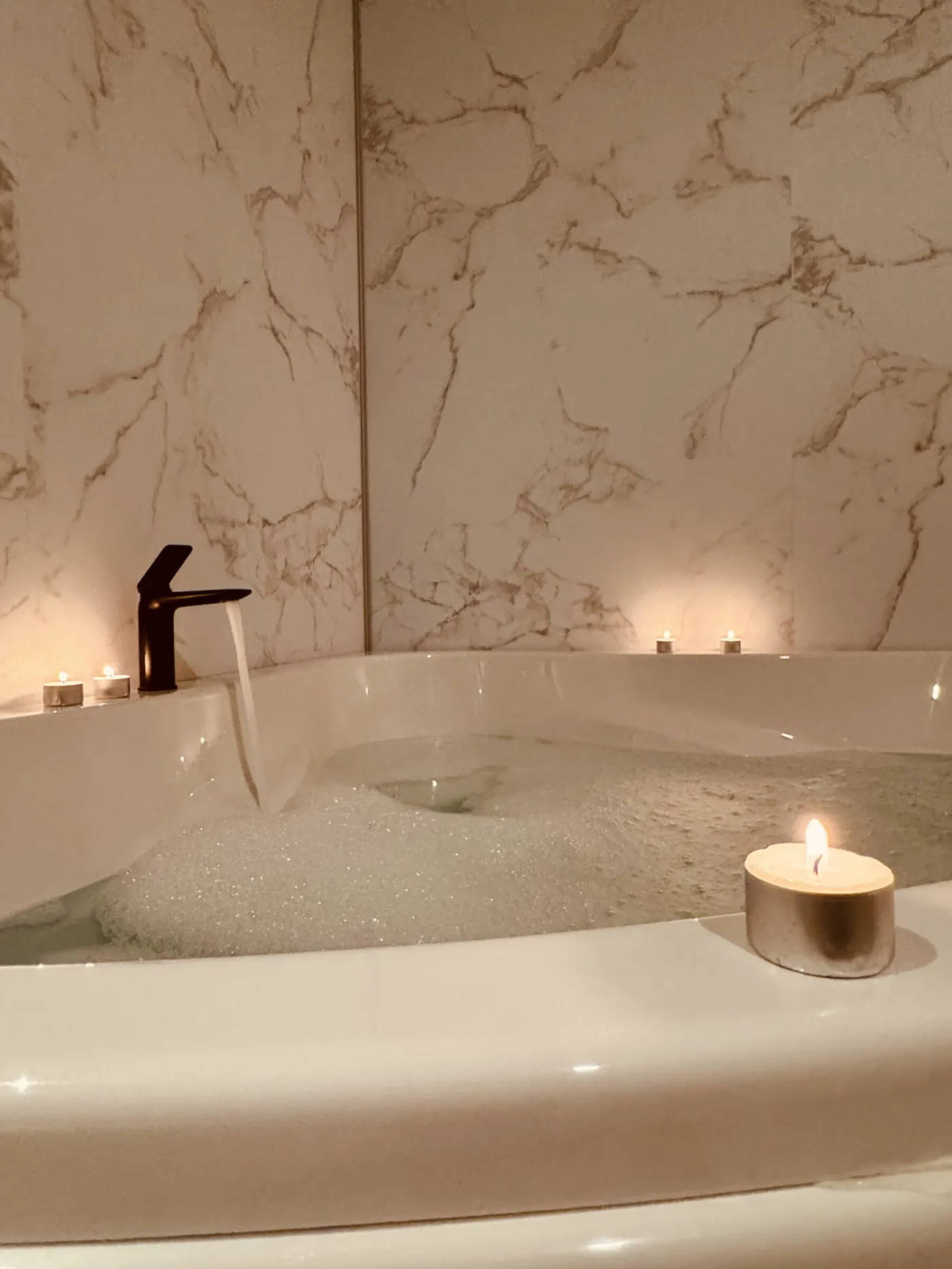 El jacuzzi de la Private Wellness Suite, a la luz de las velas