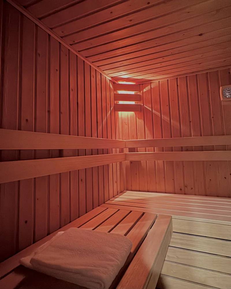 La sauna finlandesa de la Private Wellness Suite, madera de cedro y luz cálida