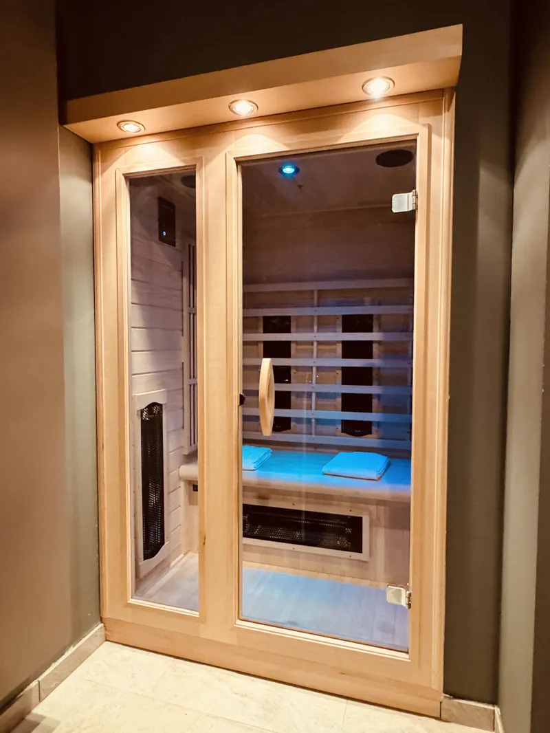 La sauna de infrarrojos de la Private Wellness Suite, con puerta de cristal
