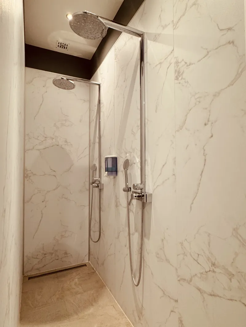 La ducha doble de efecto lluvia en mármol de la Private Wellness Suite