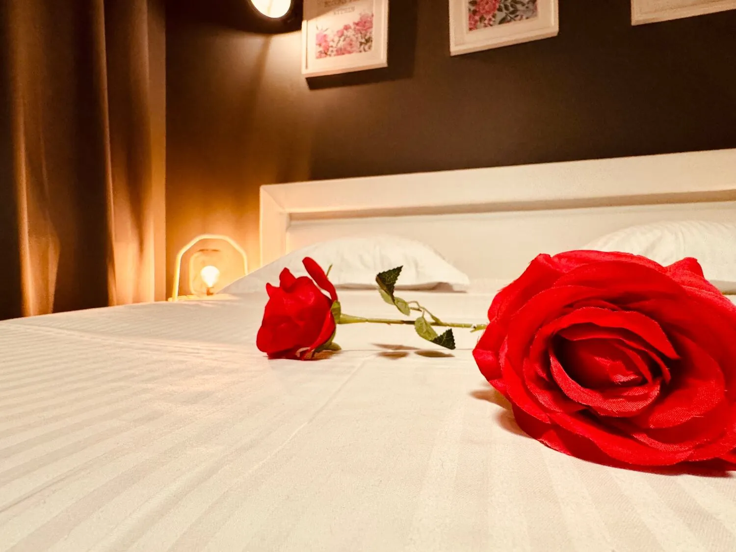 Dos rosas rojas sobre la cama hecha