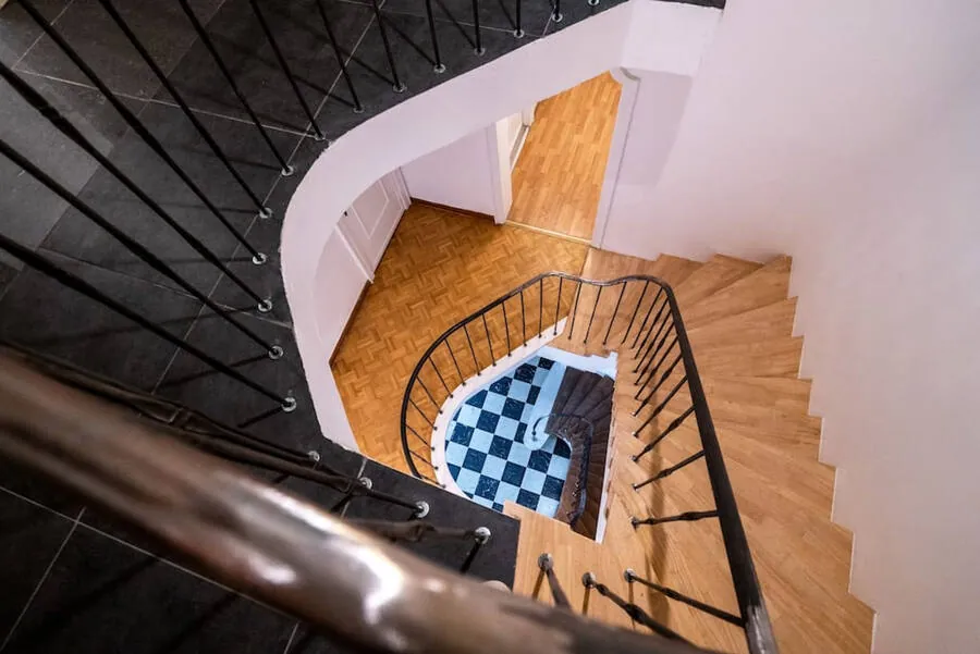 La escalera de caracol negra del edificio de Elf-Julistraat