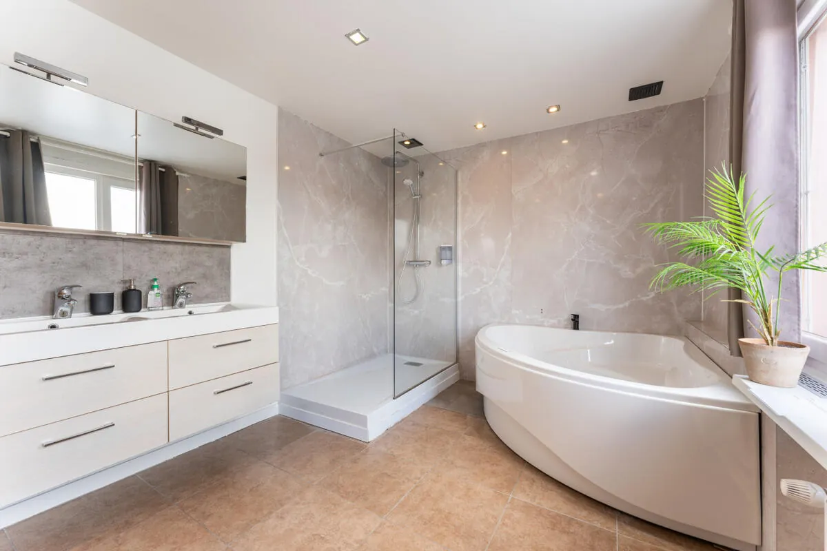 El baño de The Sweet Rose con bañera de esquina y ducha de obra