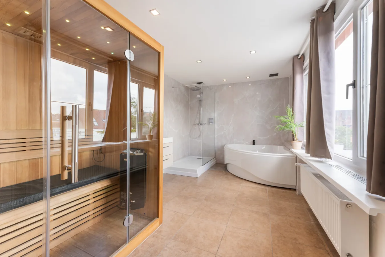 Le sauna privatif et le jacuzzi dans la salle de bain de The Sweet Rose