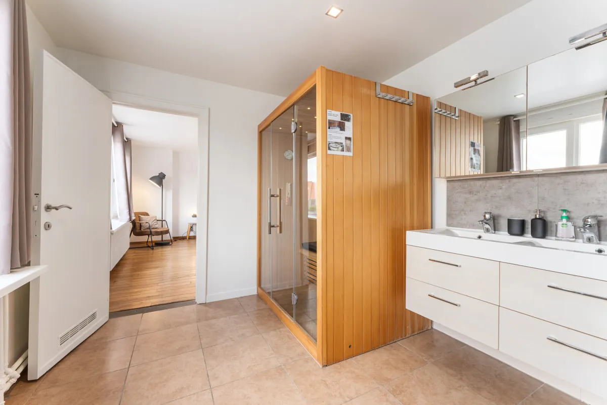 La cabine de sauna dans la salle de bain de The Sweet Rose, porte ouverte sur la chambre