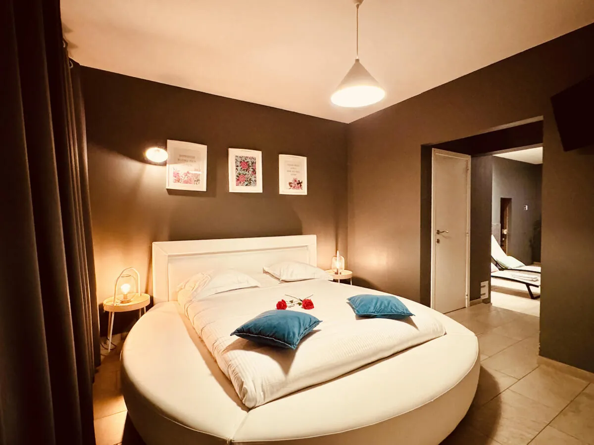 La Private Wellness Suite con rosas sobre la cama y luz cálida