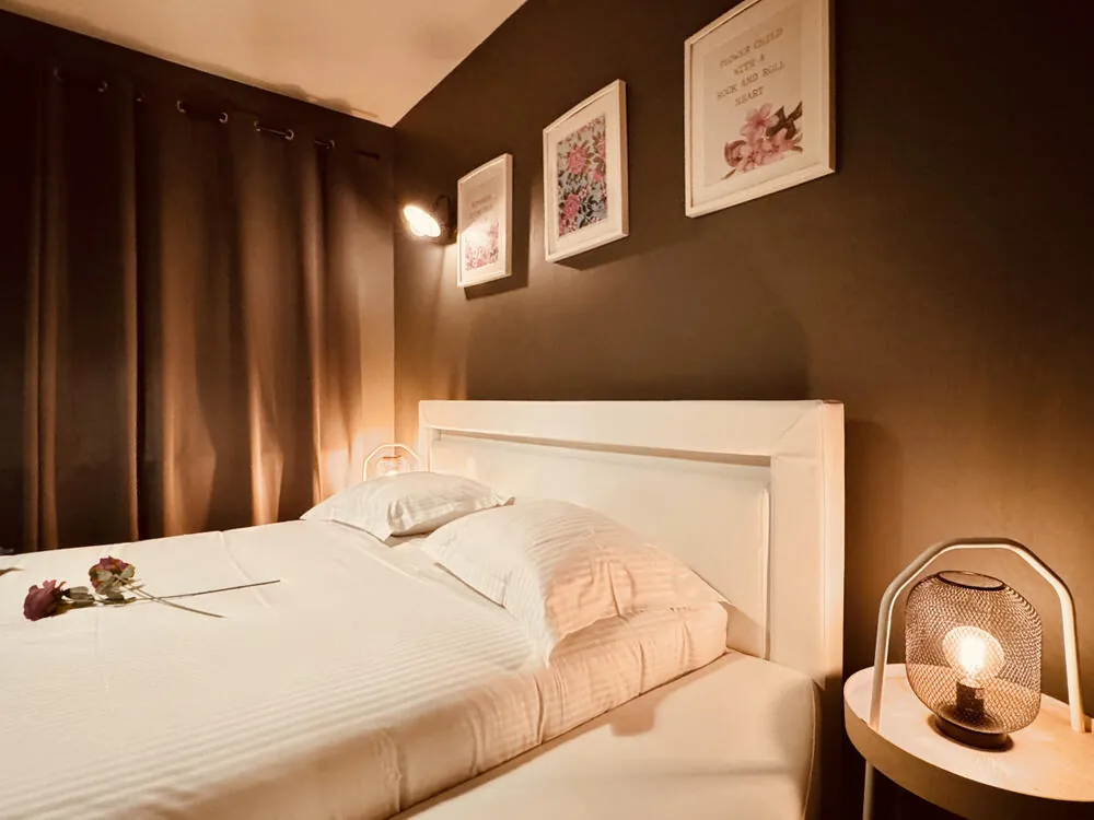 La suite por la noche, con velas y apliques cálidos